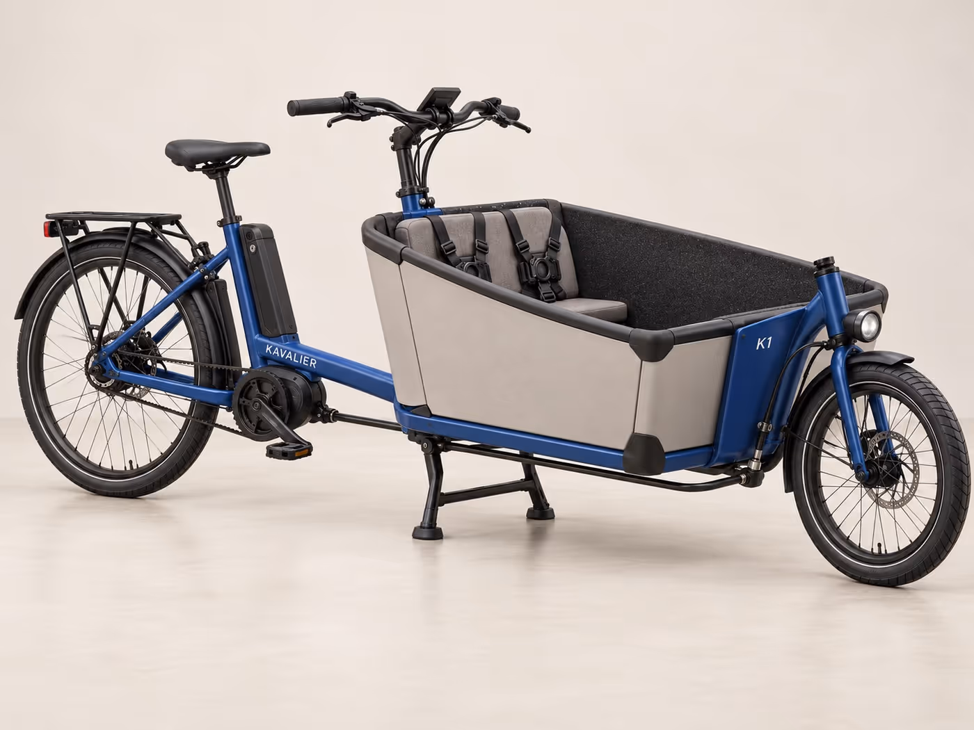 Kavalier K1 — biporteur électrique, cadre cobalt et caisse gris pierre, vue de trois quarts